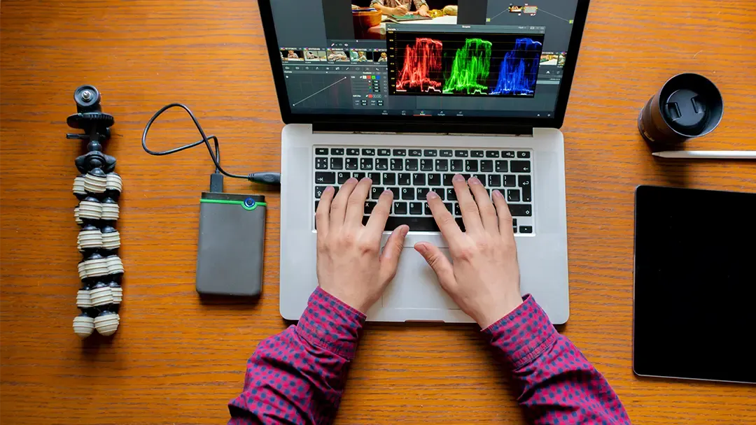 Bearbeitung eines Videos oder einer Animation am Laptop