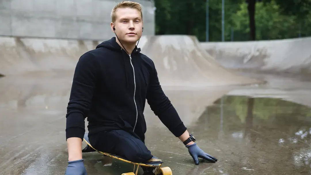 Junger Mann ohne Beine beim Skateboardfahren