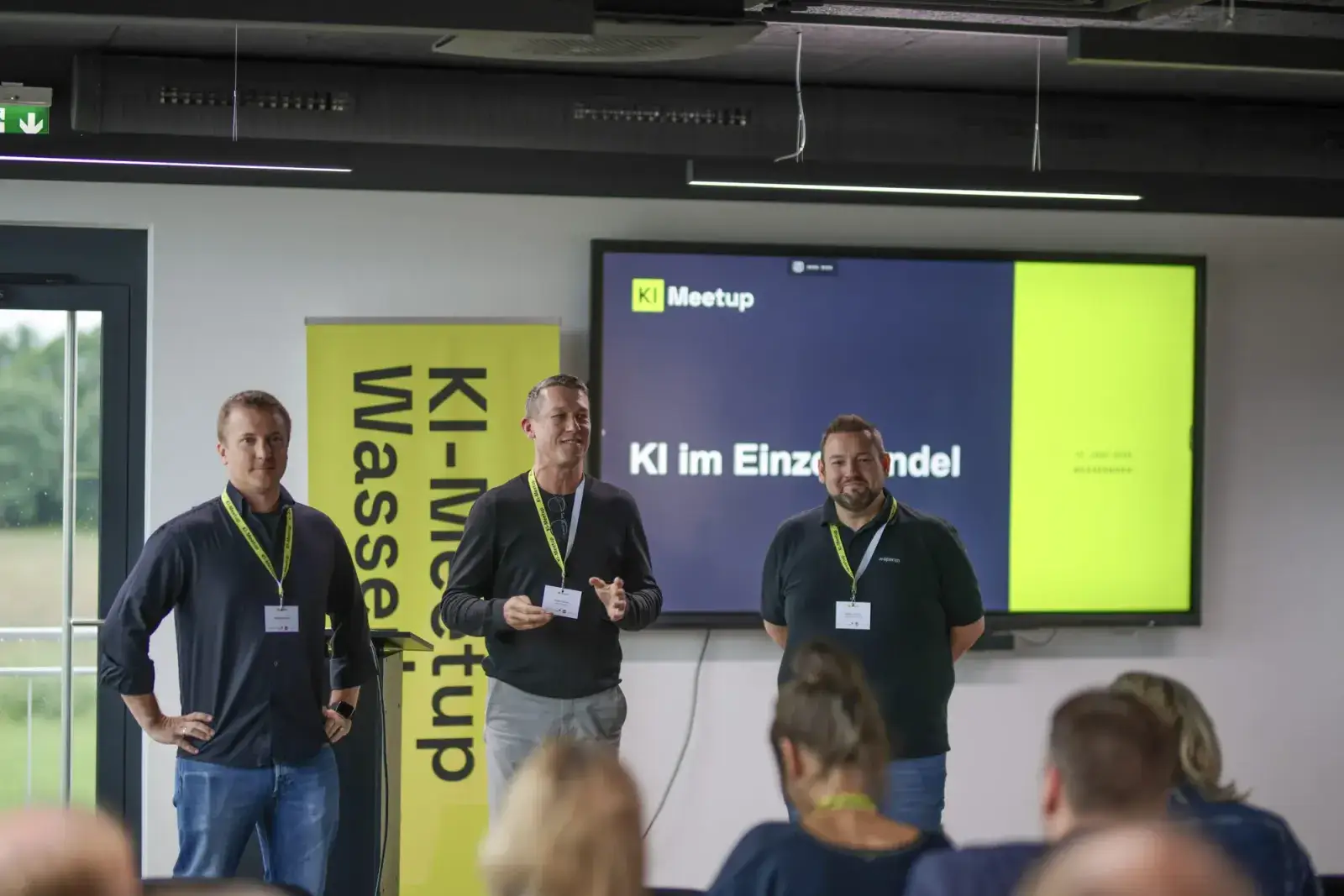 Begrüßung durch Sebastian Kaiser, Stefan Gartner und Stefan Antonelli vor der Folie „KI im Einzelhandel“