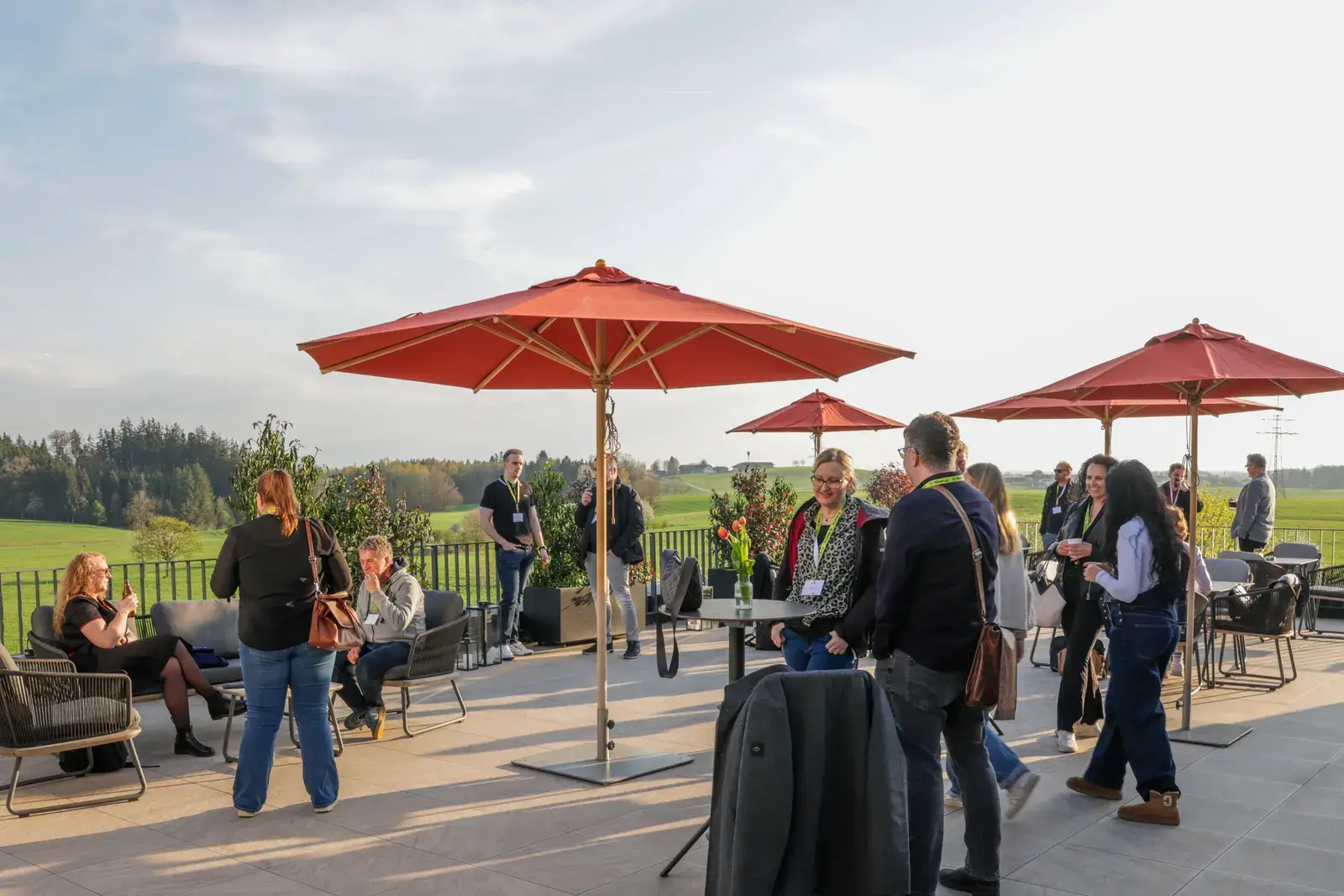 Networking auf der sonnigen Dachterrasse