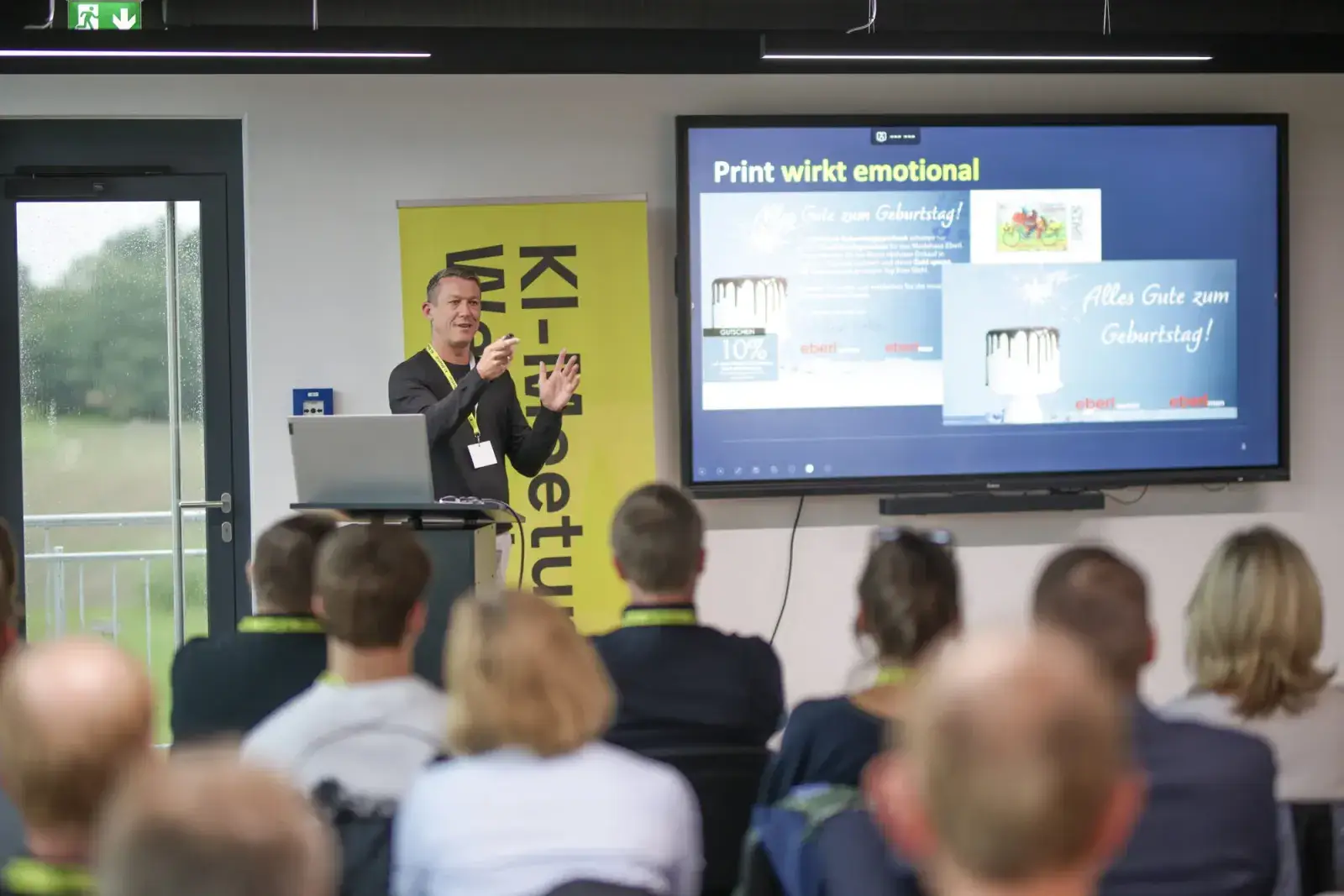 Stefan Gartner mit der Folie „Print wirkt emotional“