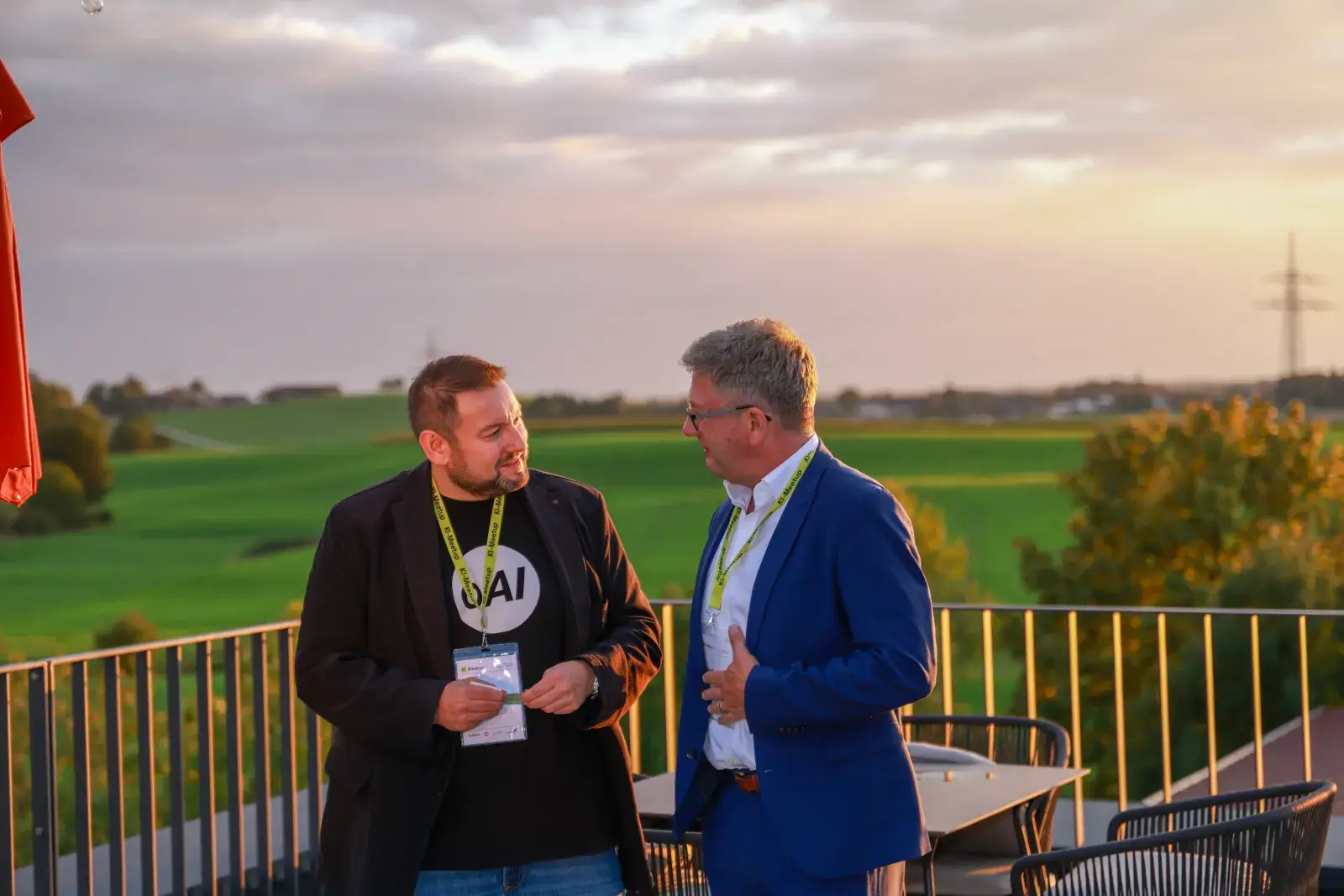 Gespräch auf der Dachterrasse bei Sonnenuntergang