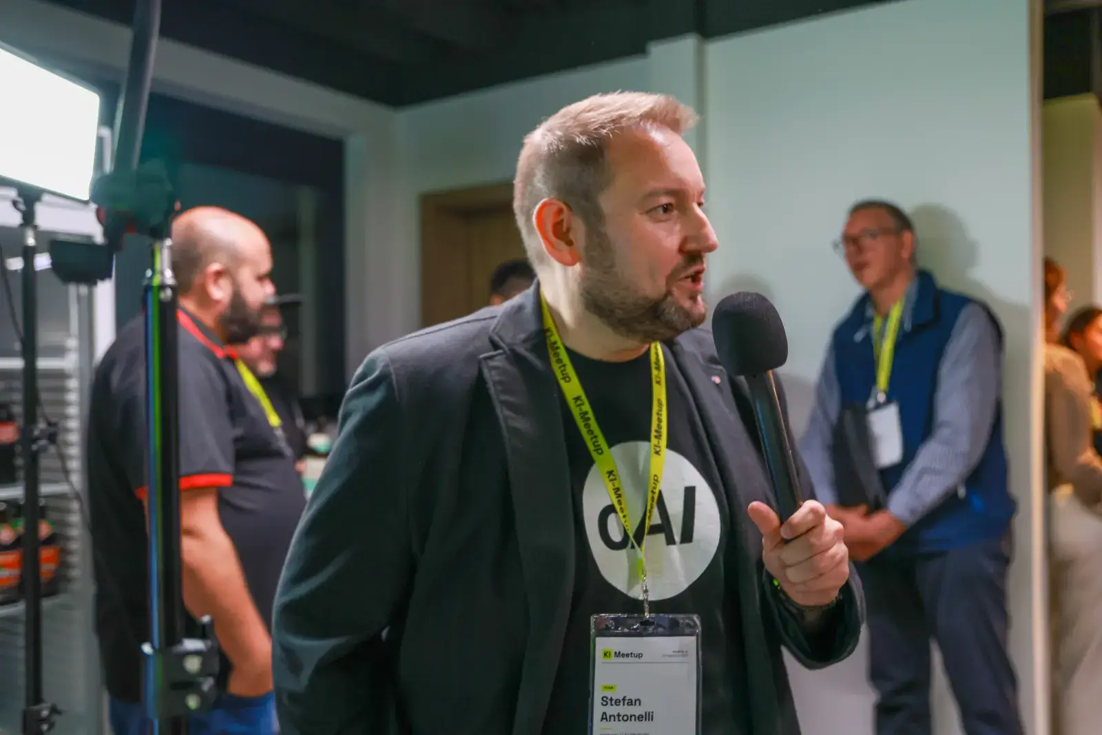 Stefan Antonelli führt ein Videointerview mit Gästen