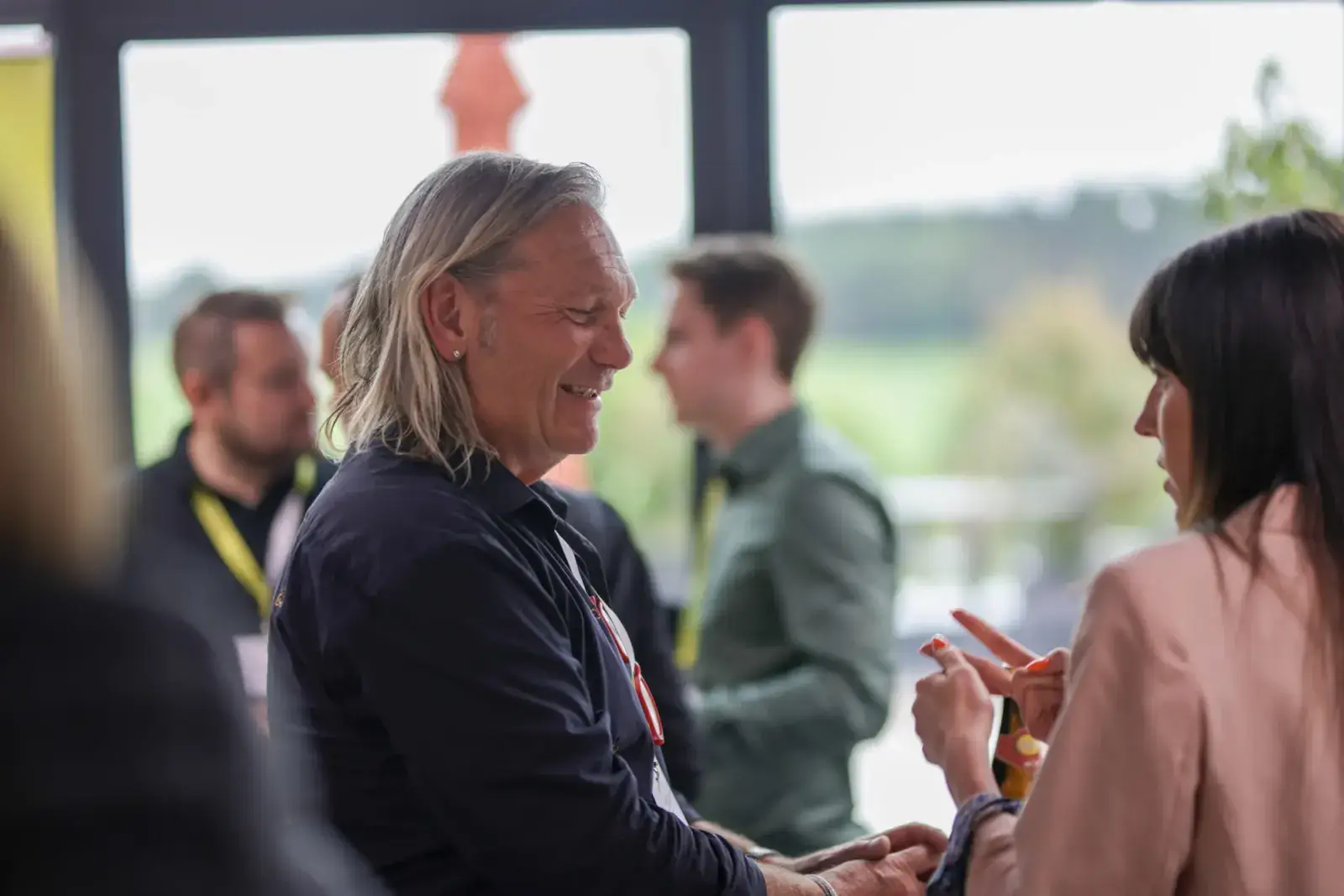 Angeregtes Gespräch beim Networking