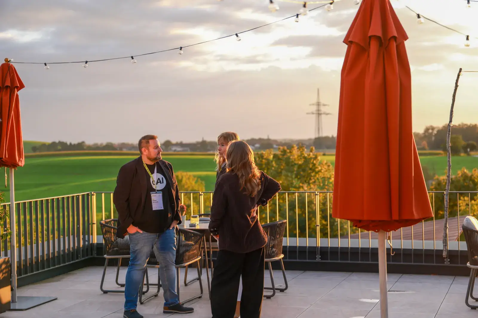 Dachterrasse mit Sonnenschirmen im Abendlicht