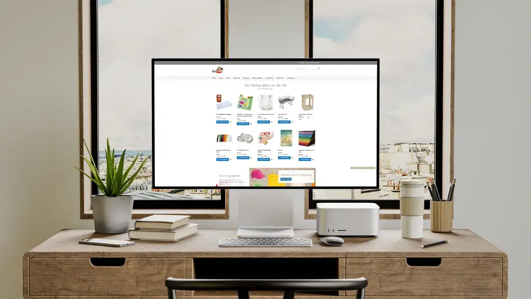 Magento-Onlineshop von Creativer auf einem Monitor am Schreibtisch