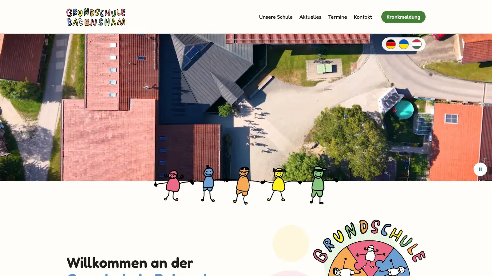 Startseite der Grundschule Babensham mit Luftbild des Schulgebäudes und gezeichneten Kindern