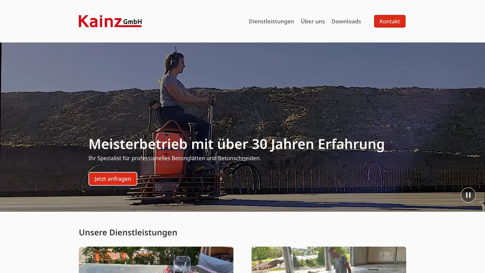 Startseite von kainzgmbh.de: Mitarbeiterin glättet Beton mit einer Maschine