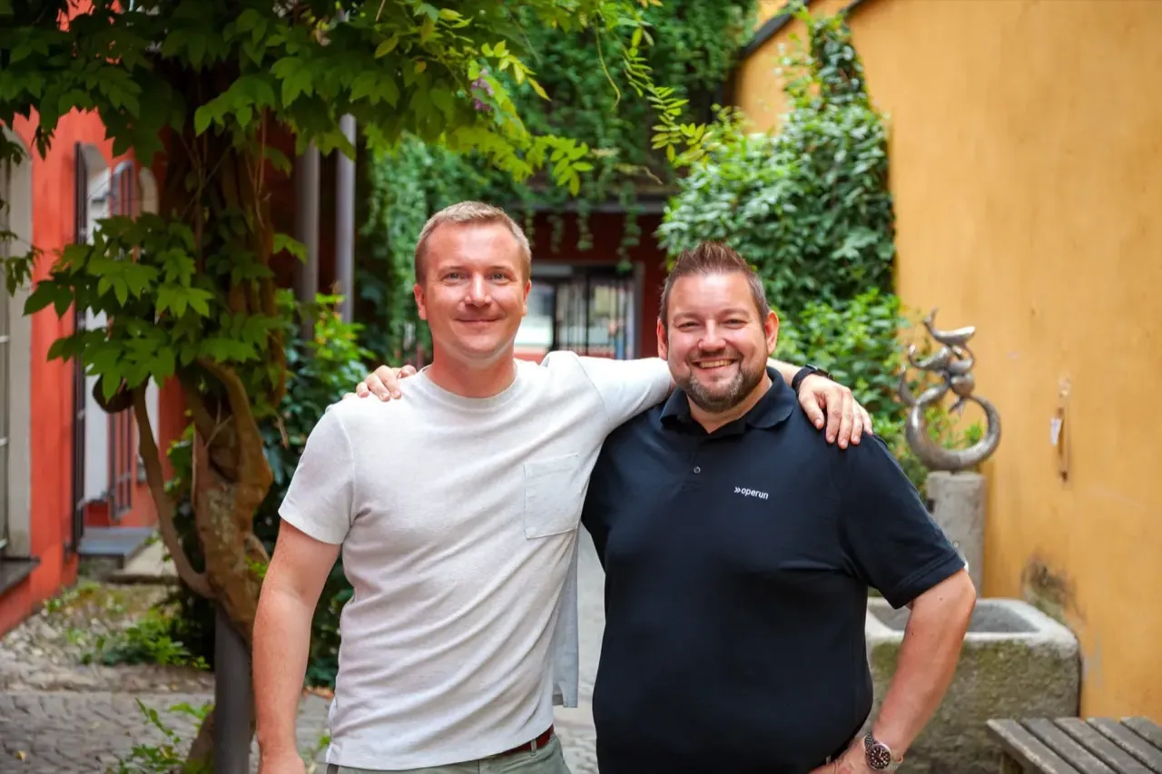 Sebastian Kaiser und Stefan Antonelli vor einer Hauswand mit Efeu
