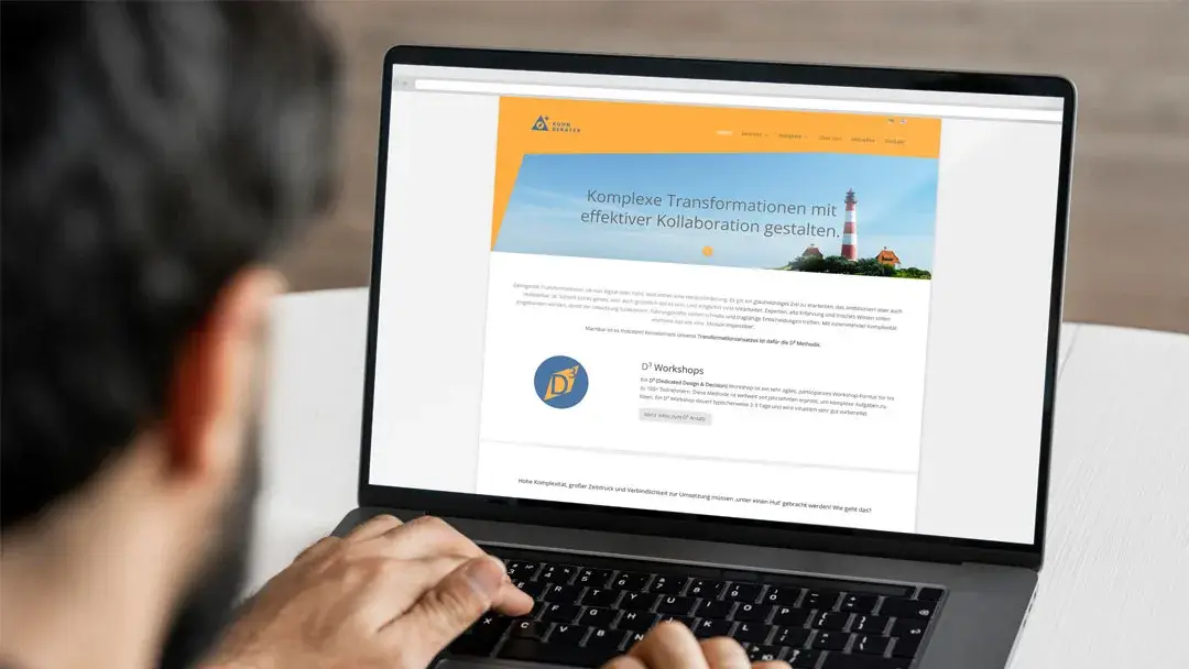 Person am Laptop mit der Website der Kuhn Berater GmbH: „Komplexe Transformationen mit effektiver Kollaboration gestalten“