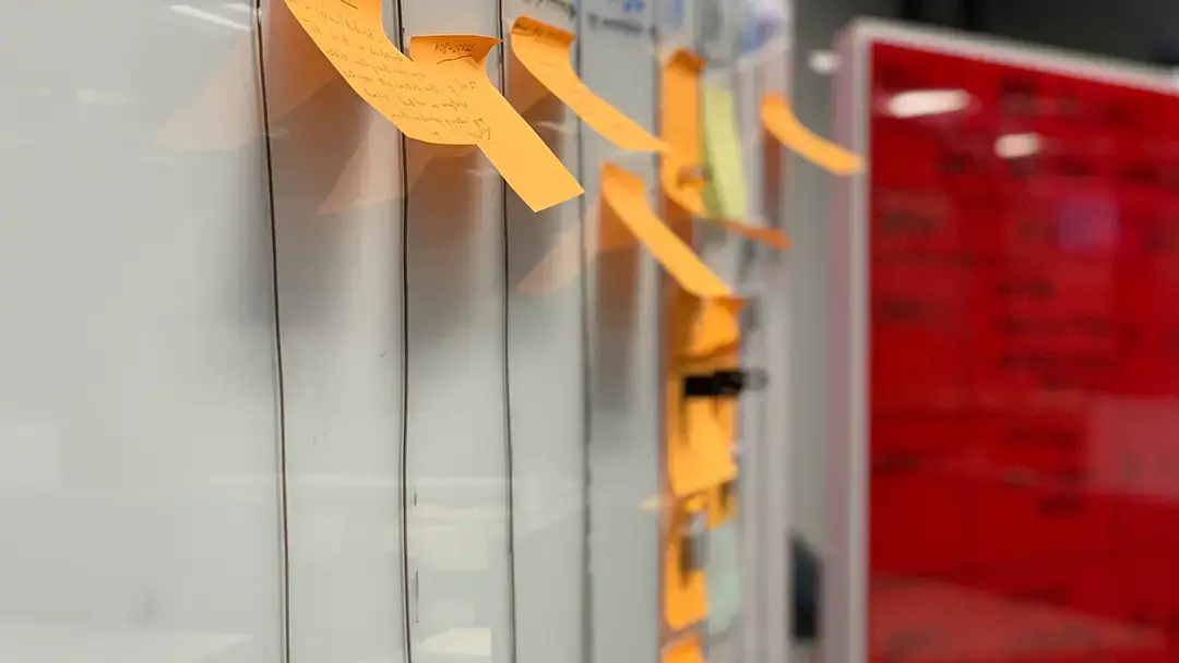 Scrum-Board mit Haftnotizen an einer Glaswand