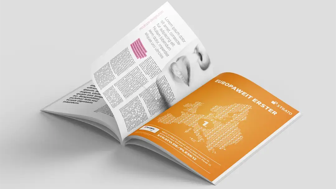 Aufgeschlagenes Magazin mit oranger STRATO-Anzeige „Europaweit erster“ zu Plesk 12