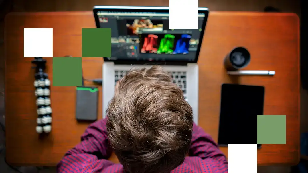 Mann erstellt barrierefreie Animation am Laptop